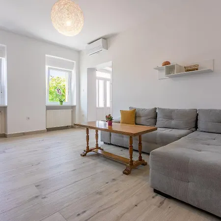 Holiday home Hundefreundliches Nur 270 Meter Zum Mit Meerblick, Tischtennis, Grillbereich Crikvenica